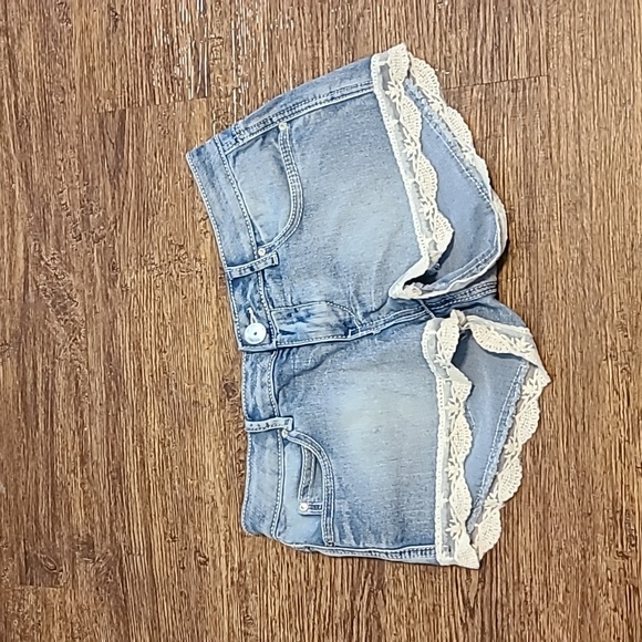 Almost‎ Famous Blue Denim with Lacy Trim Shorts Ladies Size 5 Pre-Owned Summer - Picture 1 of 8